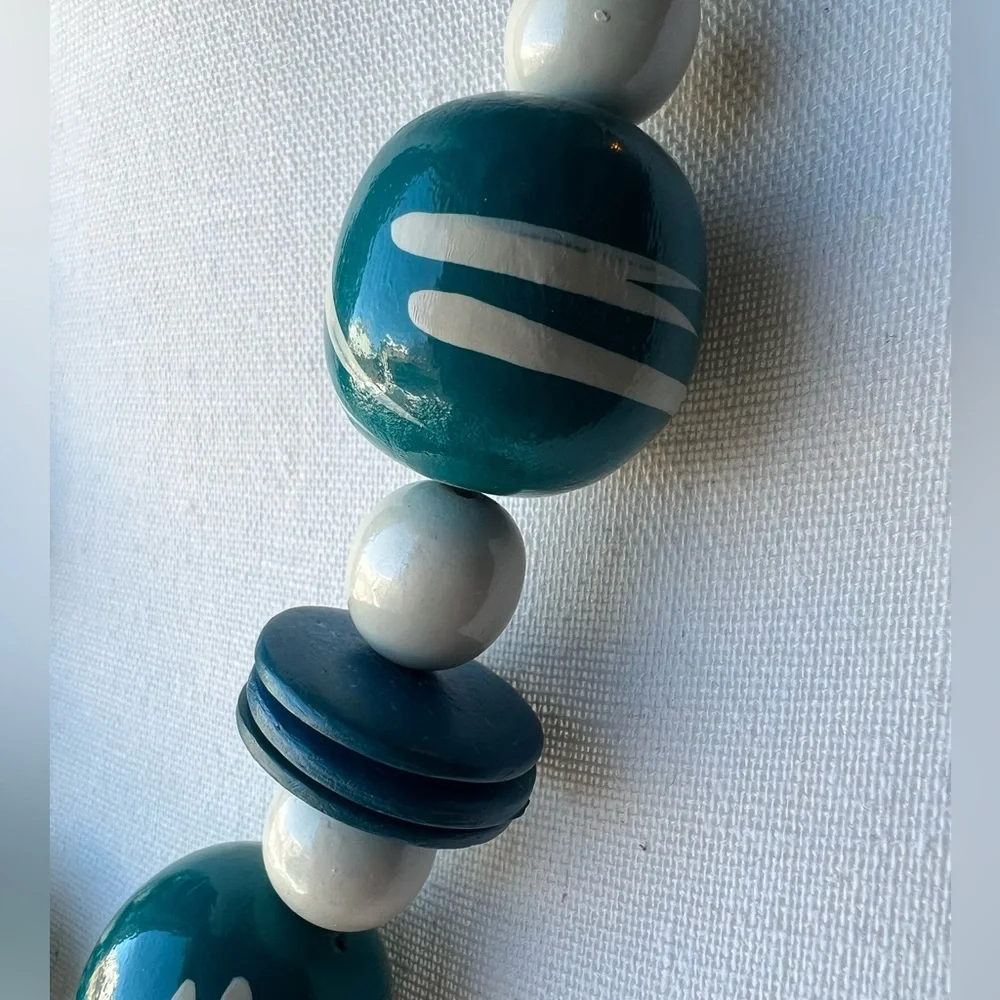 Vintage chunky wood  teal and white necklace - Picture 3 of 7